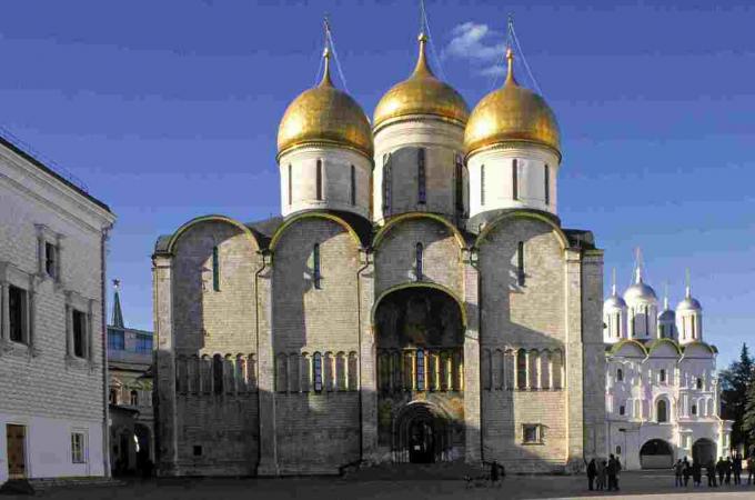 Катедрала Успение Богородично, Катедралата Успение Богородично, Кремъл, Москва, Русия, златни куполи от лук