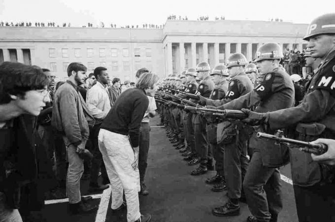 Снимка на протестиращите в Пентагона през 1967г