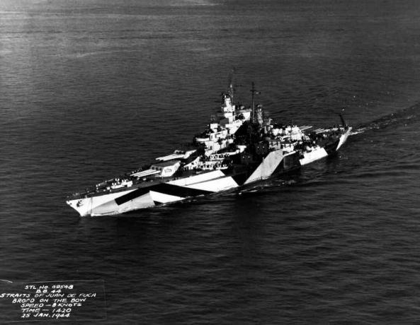 USS California (BB-44) преминава в пролива Хуан де Фука, Вашингтон, на 25 януари 1944 г.