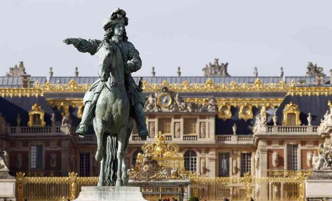 Статуя Шато де Версай на крал Луи XIV