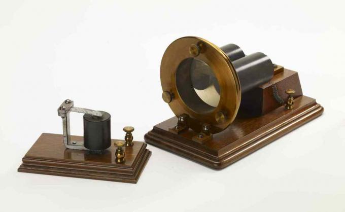 хармоничен телеграфен приемник е създаден от Александър Греъм Бел около 1876г.