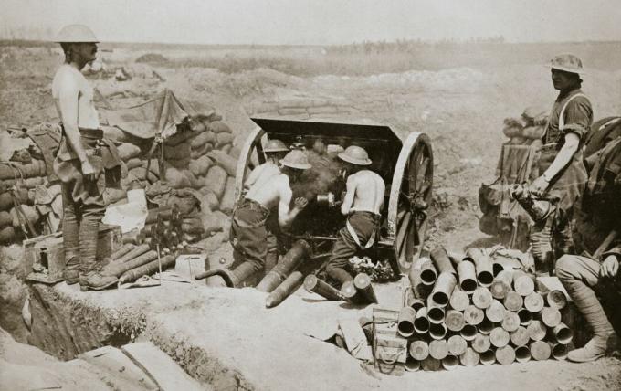Гореща работа в оръжейната кампания Somme Франция Първата световна война 1916г