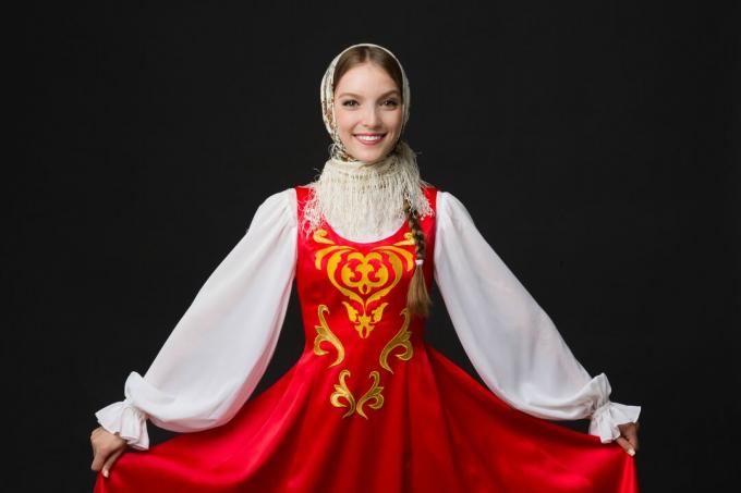красиво усмихнато кавказко момиче в руска народна носия