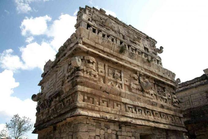 La Iglesia (Църквата) достига до небето, украсена с Chac маски в местността Maya на Chichén Itzá