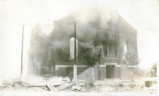 Повредена районна църква в Грийнууд след клането в Тулса Рейс, Тулса, Оклахома, юни 1921 г.