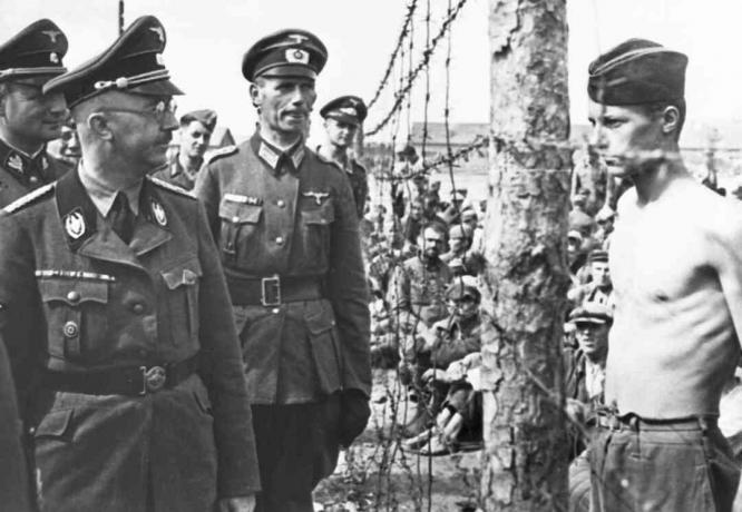 Снимка на Хайнрих Химлер инспектира лагера, държащ руски затворници