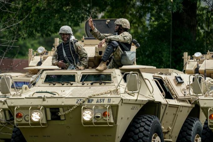 Военна полиция на Националната гвардия изчаква да отпътува за града с бронетранспортьори в щаба на Обединените сили на Националната гвардия на 2 юни 2020 г. във Вашингтон.