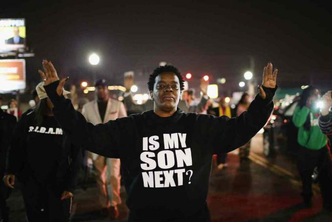 Протестиращият носеше тениска „Is My Next Next“ по време на бунтовете през 2014 г. във Фъргюсън, Мисури.