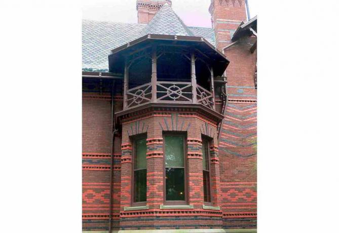 Кулите и прозорците придават на къщата Марк Твен сложна, асиметрична форма