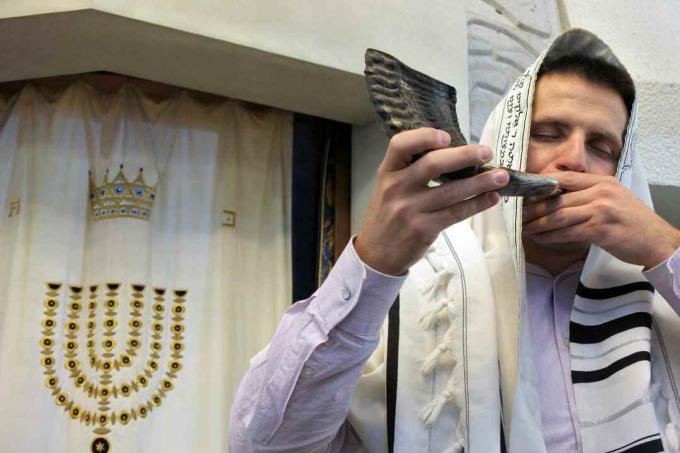 Еврейският равин взривява шофар в синагога