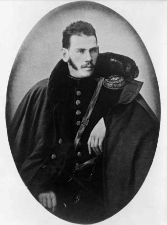 Портрет на млад Толстой във военна униформа