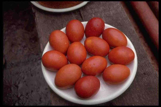 Червени великденски яйца