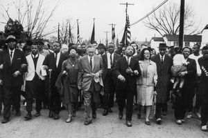 Мартин Лутър Кинг Маршира с цивилни за граждански права.