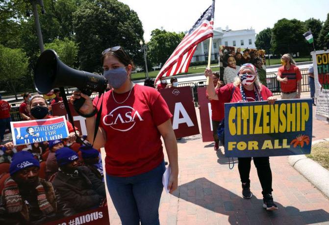 Имиграционни активисти с групата CASA за застъпничество в Белия дом да поискат от президента Байдън да предостави гражданство на имигрантите.