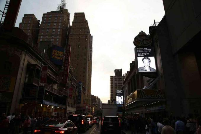 Маркетите на Бродуей затъмниха по залез слънце с изображение на Шепард на всички табели