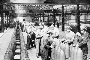 Жени, работещи във фабрика за боеприпаси по време на Първата световна война, черно-бяла снимка.
