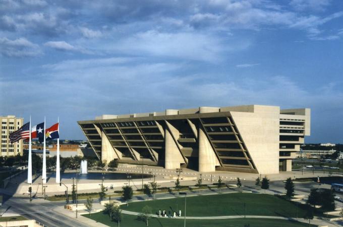 Бетонна геометрична сграда, наподобяваща лодка, масивните брютуистически кейове поддържат ъглова фасада