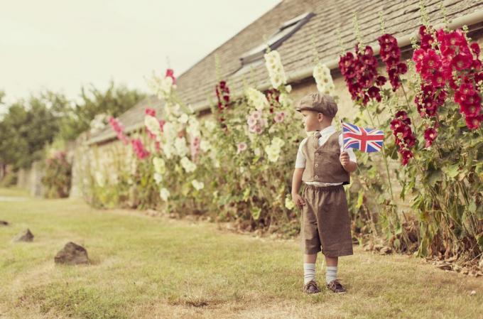 Винтидж британско момче, стоящо с Union Jack