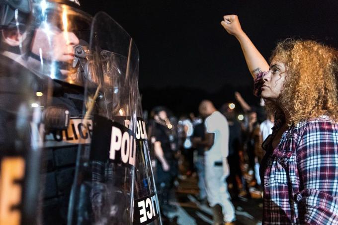 Протестите избухват в Шарлот след полицейска стрелба