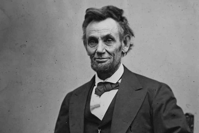 Ейбрахам Линкълн е сниман от Александър Гарднър през февруари 1865г