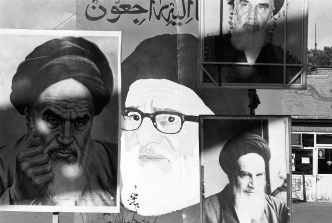 Плакати на Аятола Хомейн са изложени в сградата на американското посолство.