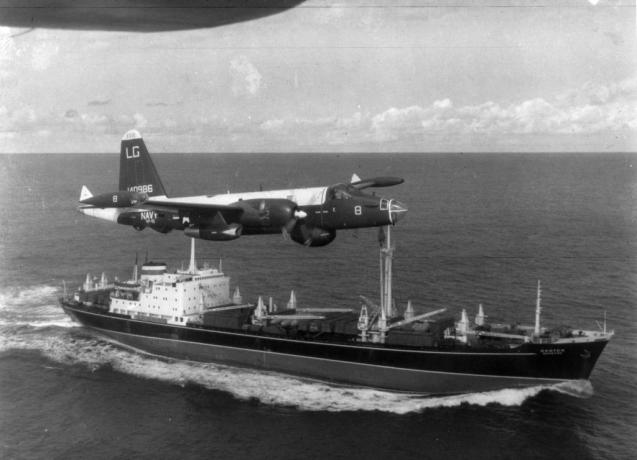 Патрулен самолет P2V Нептун в САЩ лети над съветски товарен кораб по време на кризата с Кубинската ракета в тази снимка от 1962 г.