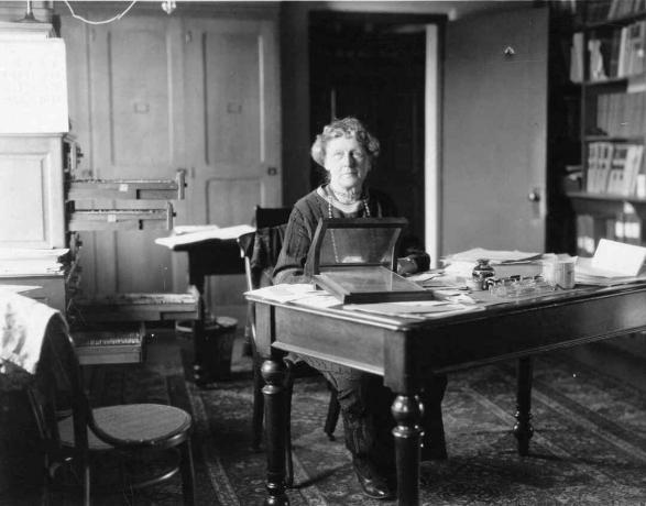 Annie Jump Cannon (1863-1941), седнала на бюрото