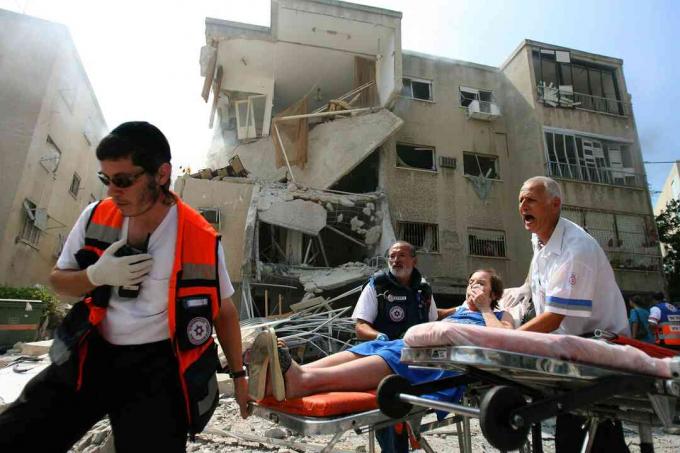 Ранените са отнети след ракетен удар на Хизбула на 17 юли 2006 г. в северния израелски град Хайфа. Уриел Синай / Гети Имидж