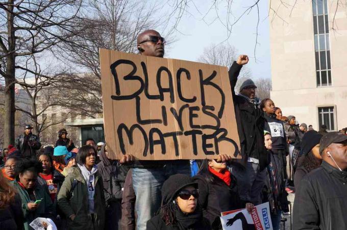 Човек, който протестира срещу смъртта на Майкъл Браун, Ерик Гарнър и Тамир Райс, показва Black Lives Matter във Вашингтон.