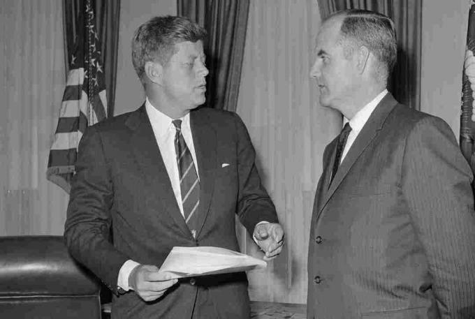 Снимка на президента Кенеди и Джордж Макговърн