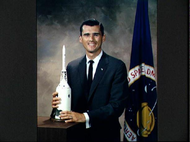 Портрет на астронавта Роджър Б. Чафи