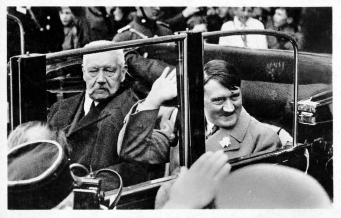 Германският президент Пол фон Хинденбург (1847 - 1934, вляво) в кола с нацисткия лидер и канцлер на Германия, Адолф Хитлер (1889 - 1945), на път за младежки митинг на Деня на труда в Лустгартен, Берлин, 1-ва Май 1933г.