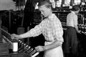 Петнадесетгодишно момиче работи като търсач на манипулатори в Berkshire Cotton Mills, в Адамс, Масачузетс, 1917г.
