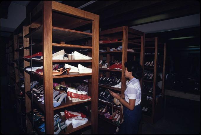 Обувки на Имелда Маркос: Инвентар е направен от обувки, принадлежащи на бившата първа дама на Филипините, Имелда Маркос, в изба под спалнята й в двореца Малакананг, Манила, 1986 г.
