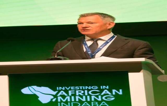 Майк Фрейзър, главен оперативен директор на Южна 32, говори през първия ден на Mining Indaba в Кейптаун