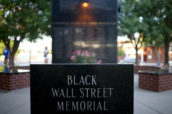 Мемориалът на Black Wall Street Massacre е показан на 18 юни 2020 г. в Тулса, Оклахома.
