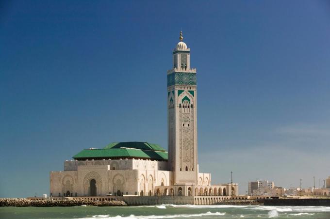 Джамия Хасан II, завършена през 1993 г. на брега на Атлантическия океан, в Казабланка, Мароко