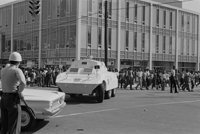 Чернокожи американци маршируват на ъгъла на 16-та улица и 5-то авеню в Бирмингам, Алабама, в началото на Бирмингамската кампания, май 1963 г.