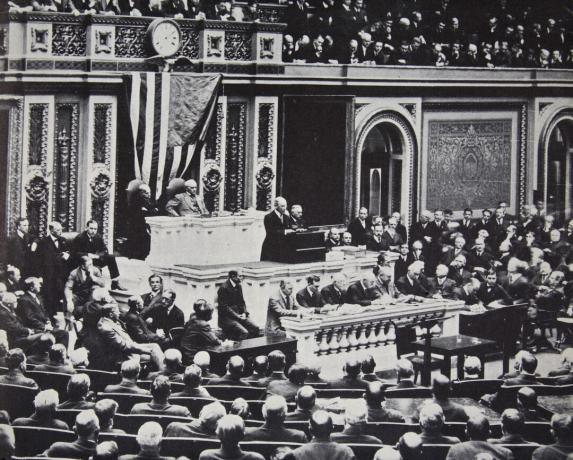 Президентът Уилсън в Конгреса препоръчва САЩ да влязат във войната срещу Германия 1917г