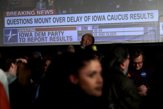 Поддръжниците на демократичния кандидат за президент сенатор. Бърни Сандърс (I-VT) изчаква резултатите да дойдат на партито си за нощно наблюдение на фракцията на 03 февруари 2020 г. в Де Мойн, Айова.