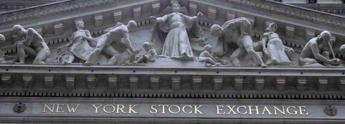 Символична статуя на целостта, защитаваща творбите на човека, над фриза на фондовата борса в Ню Йорк.