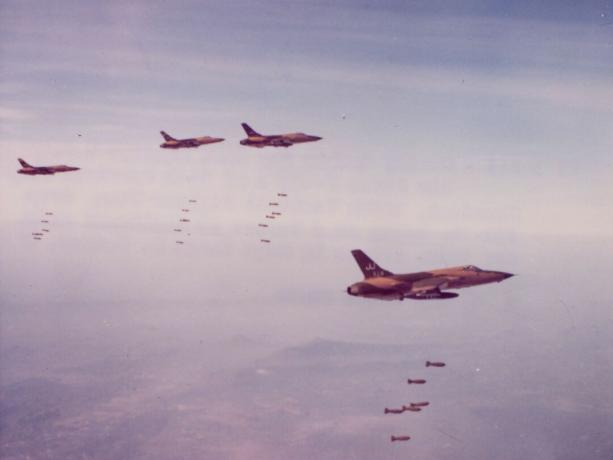 Четири F-105 в зелена и кафява камуфлажна бомба в Северен Виетнам.