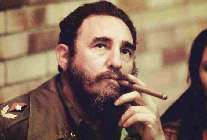 Фидел Кастро пуши пура в офиса си в Хавана, Куба, около 1977 година.