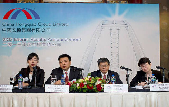 Ръководители на China Hongqiao Group, Ltd. присъстват на пресконференцията за печалбите на компанията в Хонг Конг, Китай