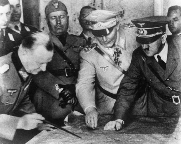 Адолф Хитлер (1889 - 1945), Херман Геринг (1893 - 1946) и други планират военна стратегия в Щаба на германската армия. На заден план е италианският диктатор Бенито Мусолини, около 1940г.