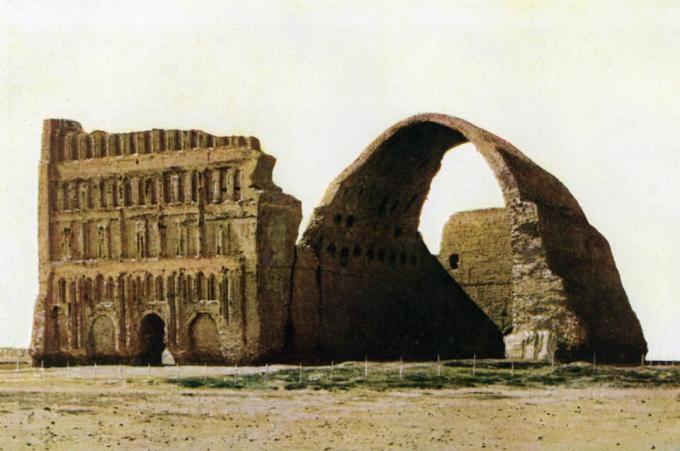 най-големият еднократен свод от неармирана тухлена зидария в света, Тази велика арка беше основният портик на публиката в императорския персийски дворец