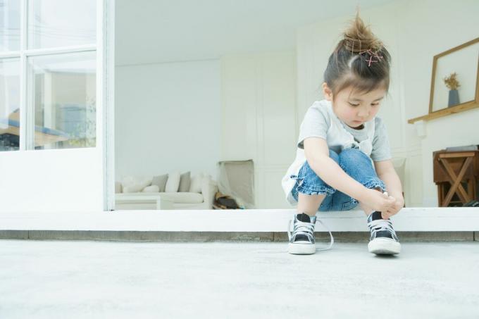 Момиче се научи да връзва обувките си