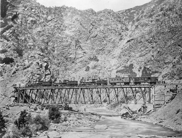Изглед на строителството на участъка Union Pacific на трансконтиненталната железница през моста Devil's Gate, Юта, 1869 г.