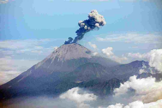 Вулканът Семеру в Индонезия е активно стратовулкано.