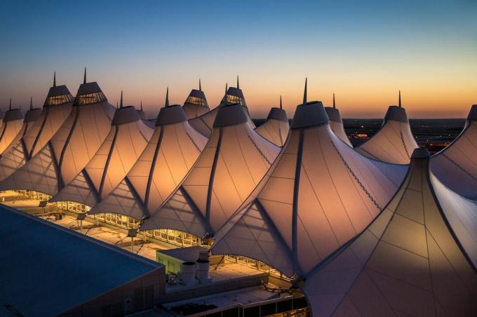 Необичайната покрита с плат (палатка) конструкция на главния летищен терминал, проектирана така, че да отразява близките заснежени Скалисти планини